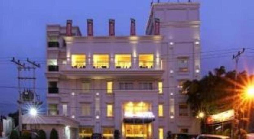 Hw Hotel Padang Экстерьер фото